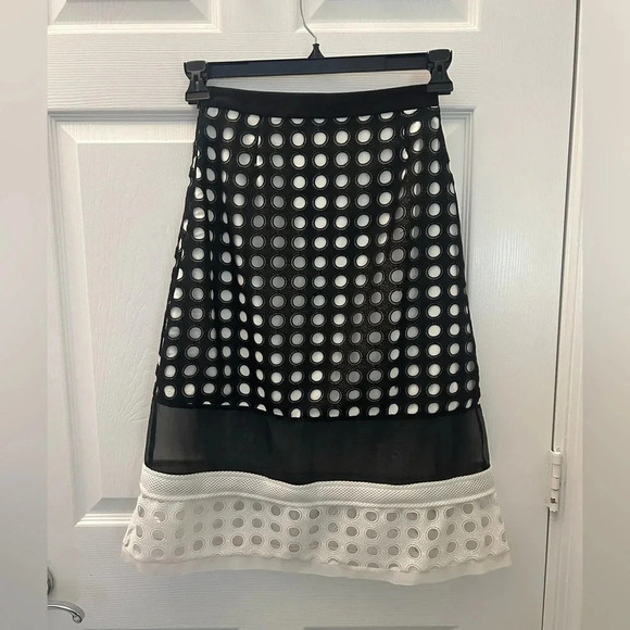 Alexis
Lasercut Accents Knee-Length xs - Picture 2 of 5